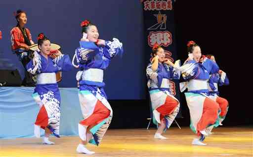 ステージ上でハイヤ踊りを披露する天草拓心高の生徒＝天草市