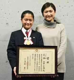 全国吟詠コンクール少年の部で優勝した山中七海さん（左）と母の中根真理子さん＝熊本市東区