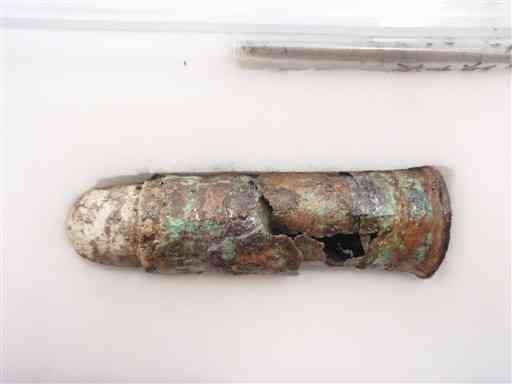 ２００９年に熊本市北区の山頭遺跡の政府軍陣地跡で出土したスナイドル銃の未使用弾（熊本市教委提供）