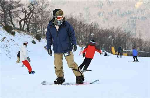 雪の感触を確かめるように初滑りを楽しむスノーボードやスキーの愛好者＝２４日午前９時１０分ごろ、宮崎県五ケ瀬町