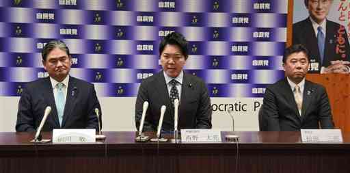 自民党の熊本２区支部長に就き、前川收県連会長（左）と記者会見する西野太亮衆院議員（中央）＝２４日、熊本市