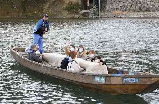 ２年ぶりの運航が始まった「こたつ舟」を楽しむ観光客ら＝２５日午後、人吉市