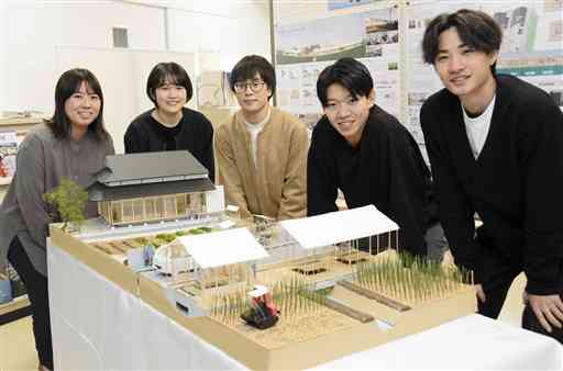 最優秀賞を獲得した作品「い草と人のよりどころ」の模型を前にする熊本高専八代キャンパスの学生ら＝八代市