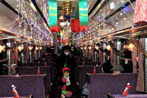 クリスマス限定で特別運行した南阿蘇鉄道のイルミトレイン＝南阿蘇村