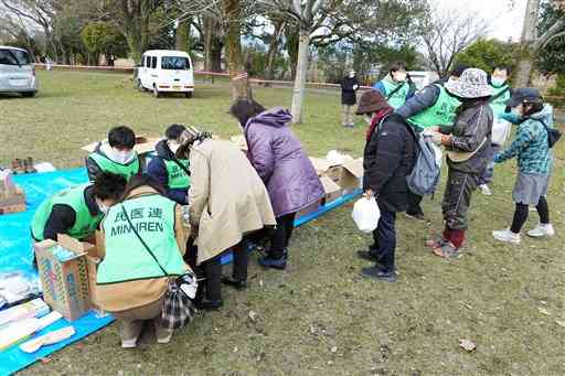 新型コロナ禍の困窮者への食料配布会に並ぶ人たち＝２６日、熊本市中央区