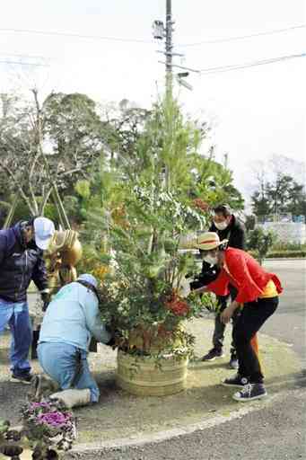 門松を仕上げる熊本市動植物園の職員ら＝同市東区