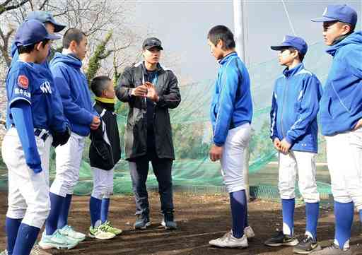 熊本大津リトルシニアの後輩たちに助言するソフトバンクの渡邉陸選手（右から４人目）＝大津町