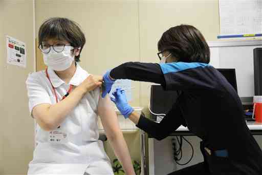 新型コロナウイルスワクチンの３回目接種で、米モデルナ製の接種を受ける県総合保健センターの医師＝２４日、熊本市東区