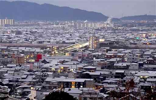 うっすらと積雪した熊本市西区、南区一帯の住宅地。中央は熊本西大橋＝２７日午前６時５０分ごろ（小野宏明）