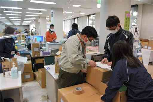 来年１月４日の庁舎移転に向け、引っ越し準備を進める町職員＝南関町