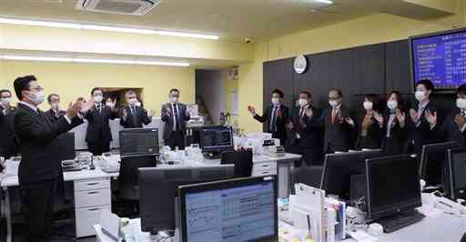 仕事納め式で手締めをする大熊本証券の社員ら＝３０日、熊本市中央区