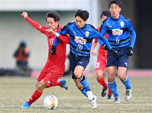 【大津－東福岡】前半、相手ＭＦと激しく競り合う大津・森田（１０）＝熊谷スポーツ文化公園陸上競技場