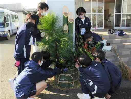門松に松や梅の木で装飾する西合志中の生徒会役員ら＝合志市