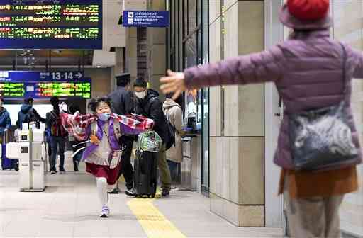 新幹線で帰省し、祖母に駆け寄る子ども＝２９日午後、熊本市西区のＪＲ熊本駅（小野宏明）