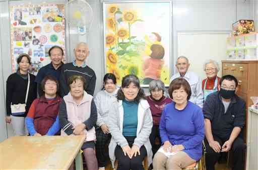絵画を寄贈した今村惠利子さん（前列中央）とＢ型事業所「こまちの森」の利用者ら＝熊本市北区