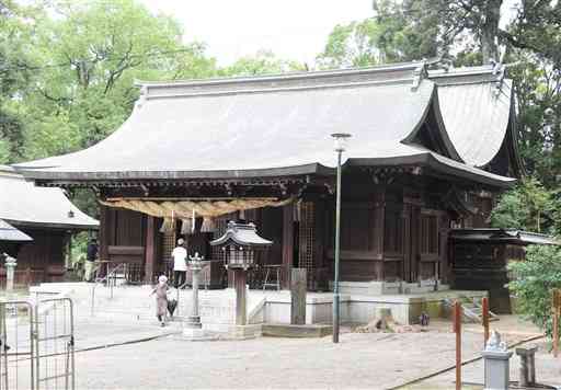 屋根をチタン板にふき替える工事に入る直前の山鹿市の大宮神社の本殿と拝殿。チタン板は従来の銅板とほぼ同じ色合いにできるという＝今年９月、同市