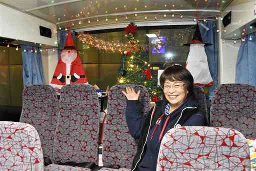 クリスマスツリーやサンタクロースの人形が並ぶ熊本支援学校のスクールバスの車内と、飾り付けをしている添乗員の河野美恵子さん＝熊本市中央区