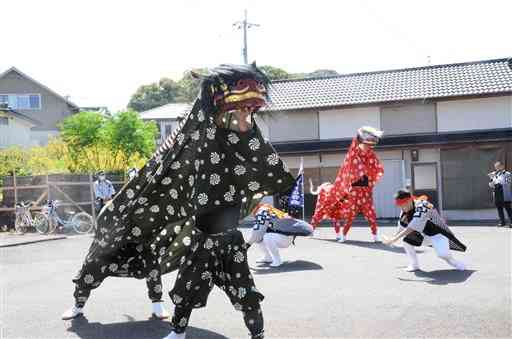 １０月にあった坂瀬川神社の秋祭りに合わせ、地域各所で舞を拾うする坂瀬川獅子舞保存会のメンバー＝苓北町