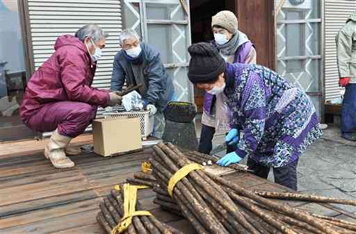 農産物の発送を準備するＮＰＯ法人「丸山ハイランド」のメンバー＝山都町