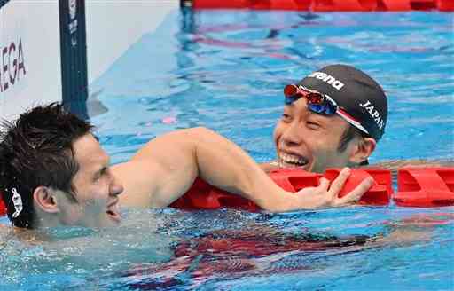東京パラリンピックの競泳男子１００メートルバタフライで２位となり、笑顔を見せる富田宇宙選手（右）＝２０２１年９月、東京アクアティクスセンター（高見伸）