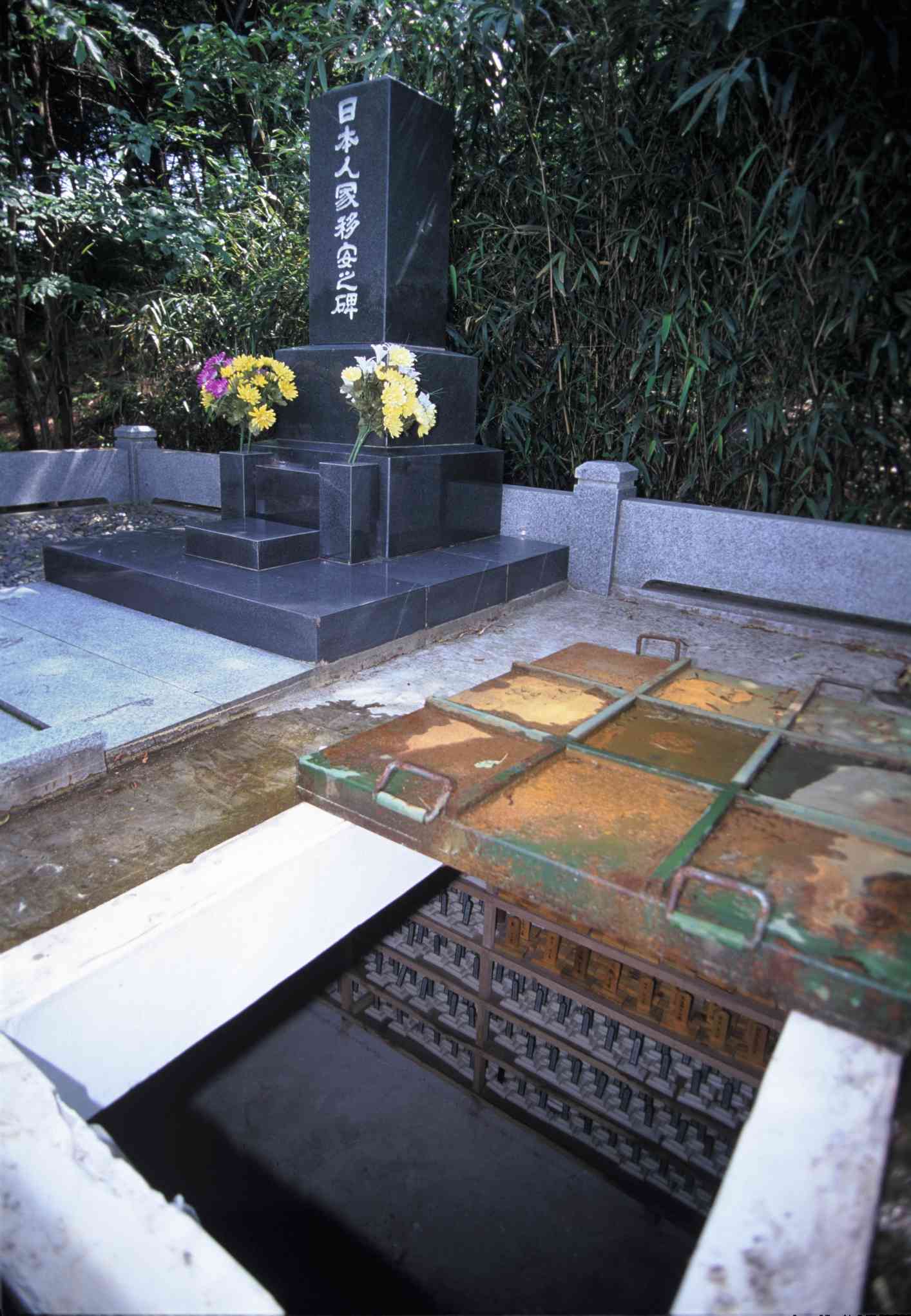 釜山の共同墓地のはずれに建つ「日本人家移安之碑」。地下の空間には日本人の位牌がびっしりと並んでいた 