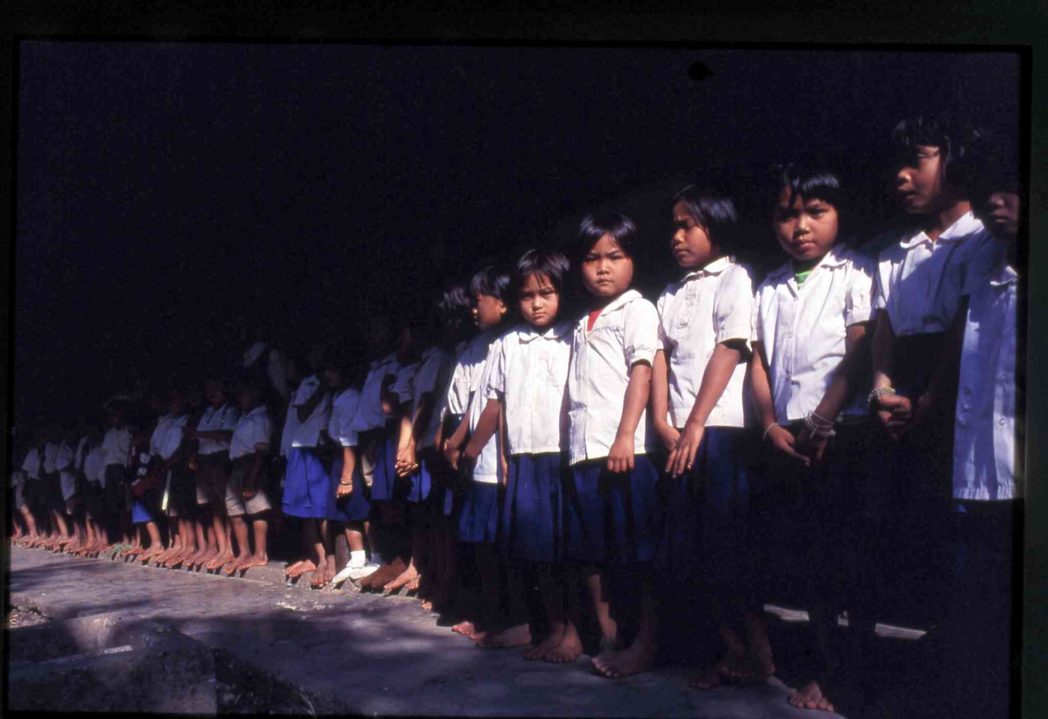 タイ・アユタヤ遺跡に近い孤児院にいた女児たち