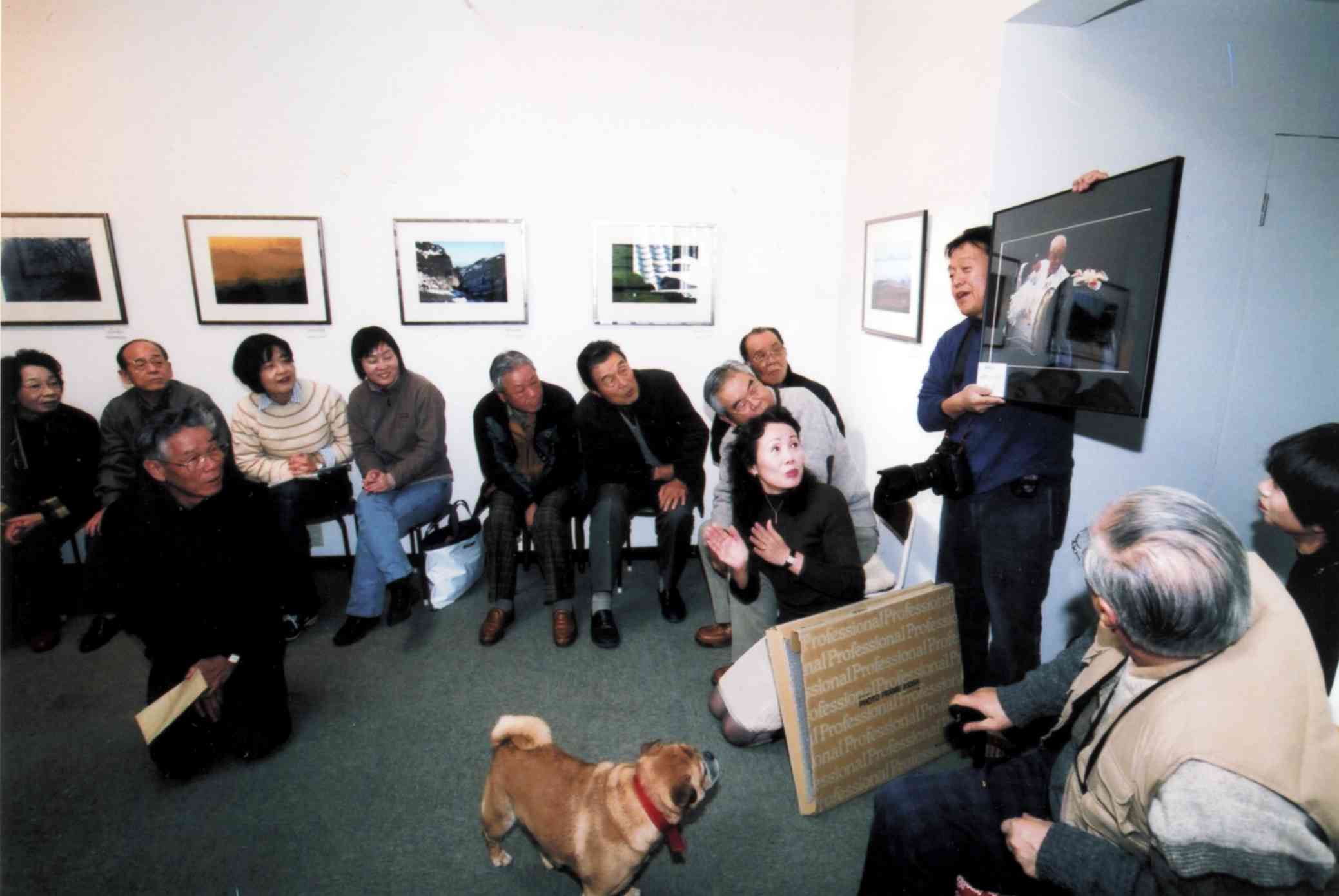 写真教室で講師を務める＝２００４年頃、事務所併設のギャラリー「聚遠館」