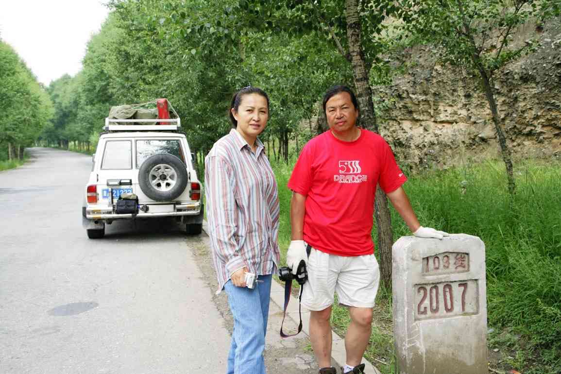 長江と黄河の源流を訪ねる旅の仲間、李颯さん（左）と孫建軍さん＝２００７年 