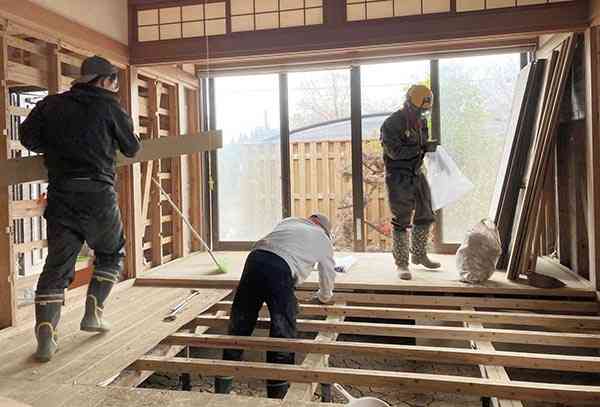 熊本豪雨で被災した家屋のリフォームに向け、床下の泥出しなどの作業を進めるボランティアたち＝昨年１２月、人吉市（市社会福祉協議会提供）
