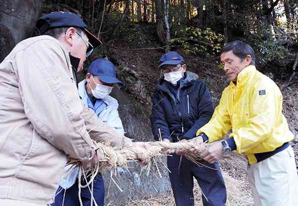 「山の神祭り」でしめ縄を作る川島集落の住民。昨年の祭りに集まったのは５人だった＝２０２１年１１月２８日、球磨村