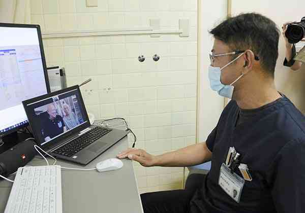 水俣市が実証実験する「オンライン診療」。市立総合医療センターの医師（右）がパソコン画面の患者に話しかけ、可視化された心音などを確認した＝昨年９月、同市