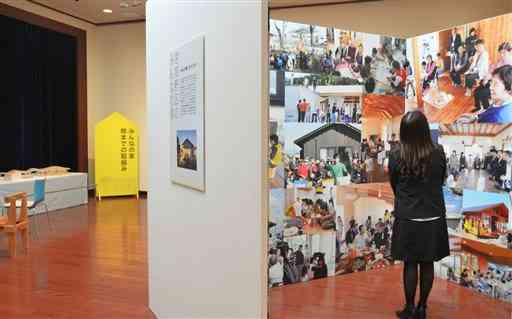 熊本や東北の「みんなの家」の取り組みを紹介している「くまもとアートポリス建築展」の会場＝熊本市中央区