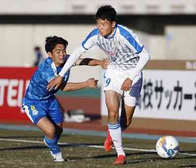 【３回戦・大津－佐賀東】　後半、攻め込む大津・小林（右）＝熊谷スポーツ文化公園陸上競技場