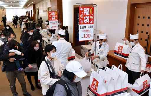 鶴屋百貨店の初売りで、長蛇の列ができた食品の福袋コーナー＝熊本市中央区（石本智）