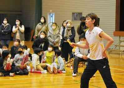 地元であった「初打ち会」で、プレーを披露する廣田彩花選手＝和水町