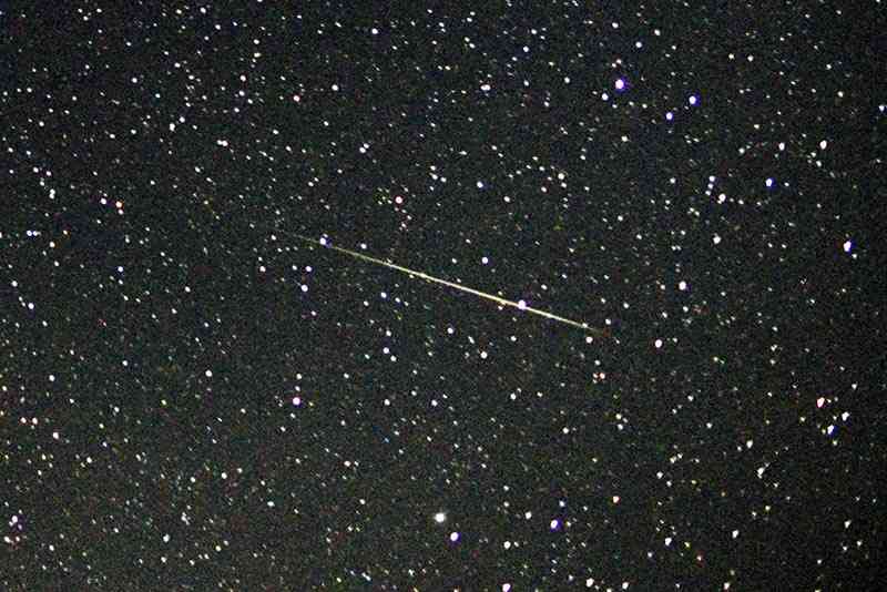 てんびん座付近を飛ぶ、しぶんぎ座流星群の流れ星＝４日午前４時４５分ごろ、山都町（ＩＳＯ４０００、３０秒露光）