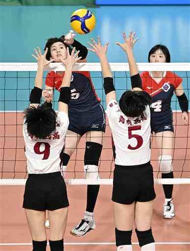 【女子１回戦・信愛女学院－青森西】第２セット、スパイクを放つ信愛女学院・原嶋（５）＝東京体育館