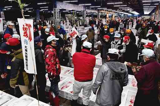 熊本地方卸売市場の初競りで、仲買人らでにぎわう鮮魚の競り場＝５日午前５時４５分ごろ、熊本市西区（石本智）