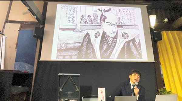 ペン画「忠臣蔵」を披露する活動弁士の坂本頼光さん＝昨年１２月、京都市