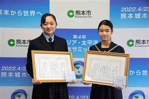 アジア・太平洋水サミットの記念ソングを作曲した麻生朱里さん（右）と、作詞した古賀鈴さん＝熊本市役所