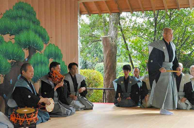 北岡神社の舞殿で奉納された松囃子能＝熊本市西区