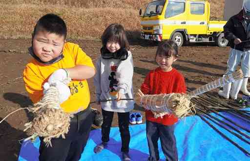 モグラ打ちの棒を手にする子どもたち＝菊池市