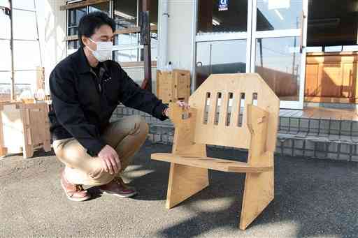 田中材木店がヒノキの合板の端材を活用して製作した椅子＝益城町