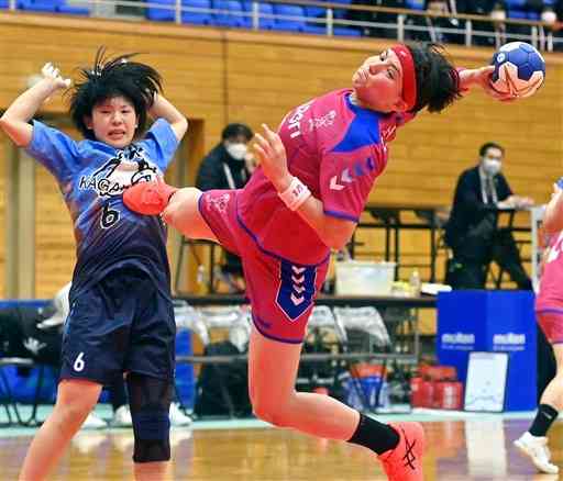 【オムロン－香川銀行】前半、シュートを決めるオムロンのグレイ＝山鹿市総合体育館（高見伸）