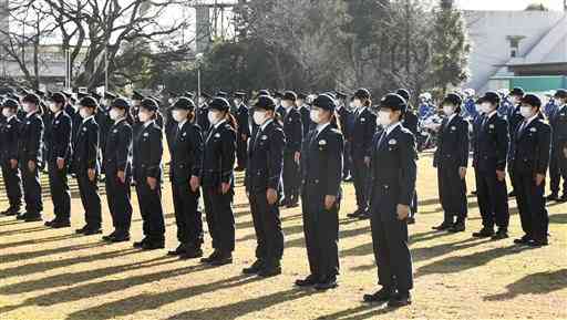 県警察学校で開かれた年頭視閲式で整列する警察官ら＝７日、熊本市中央区