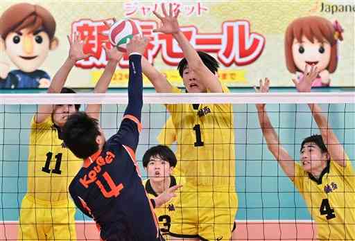 【男子準々決勝・鎮西－高松工芸】第３セット、ブロックを決める鎮西の平嶋（１）ら＝東京体育館（後藤仁孝）