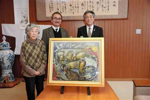 錦町に寄贈された故西峯多木次さんの作品と（左から）妻孝子さん、長男隆さん、森本完一町長＝錦町