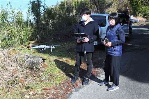 ドローンを使って白糸台地の棚田を撮影する、まちづくりやべのスタッフ