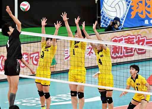 【男子準決勝・鎮西－日南振徳】第１セット、ブロックする鎮西の九冨（３）、平嶋（１）、舛本（４）＝東京体育館（後藤仁孝）