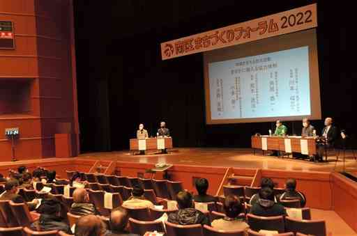 熊本市南区のまちづくりフォーラムで、地域防災をテーマに意見交換するパネリスト＝同市